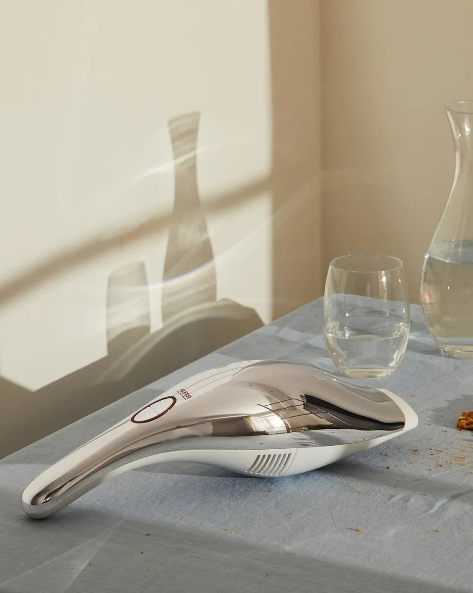 Alessi — SG67 W | Miniaspirapolvere ricaricabile Giovannoni — ambientazione