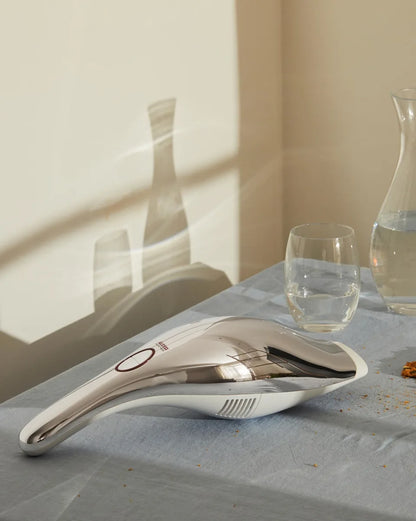 Alessi — SG67 W | Miniaspirapolvere ricaricabile Giovannoni — ambientazione