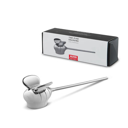 Alessi — Bzzz MW67 | Spegni candela in zama cromata Wanders — ambientazione