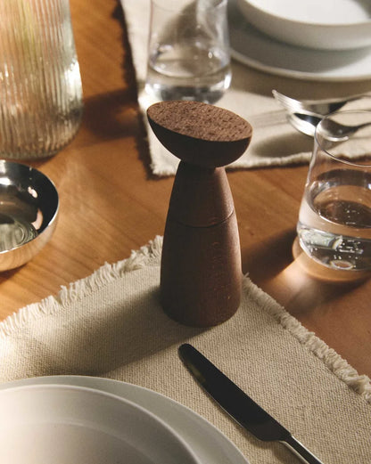 Alessi — Oaxaca MDL23 | Set condimenti in legno di faggio bruno — ambientazione