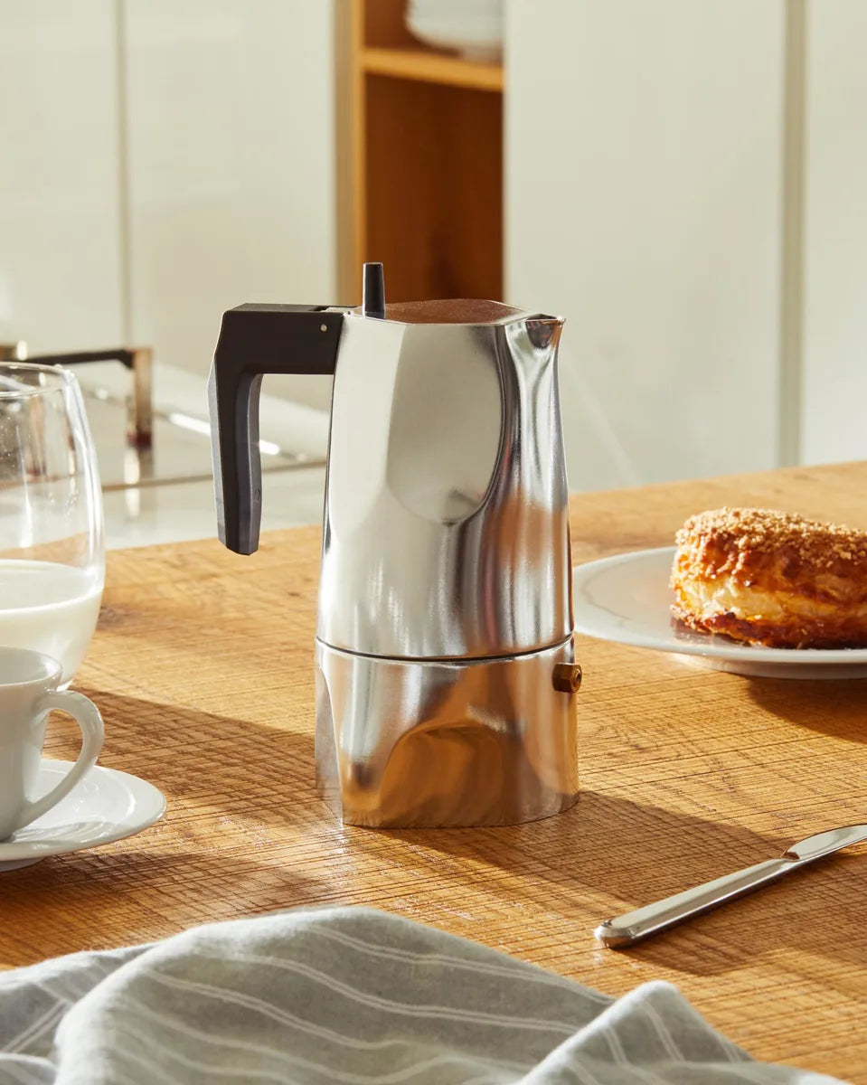 Alessi — Ossidiana MT18/3 B | Caffettiera espresso in alluminio nero — ambientazione