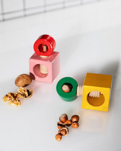 Alessi — ES20 2 | Schiaccianoci in faggio rosa e rosso Sottsass — ambientazione