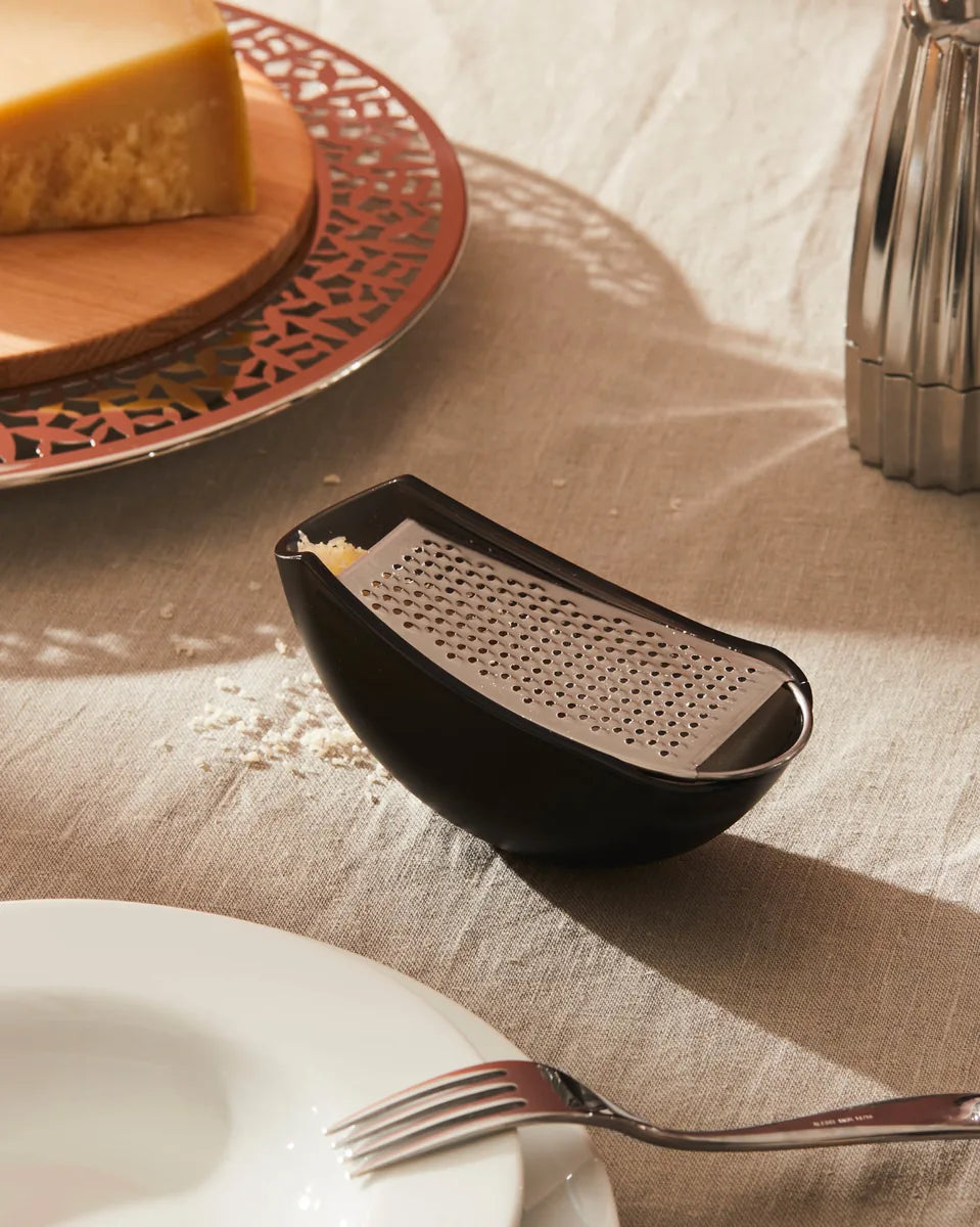 Alessi — Parmenide AARU01 I | Grattugia con raccoglitore A di Alessi — vista laterale