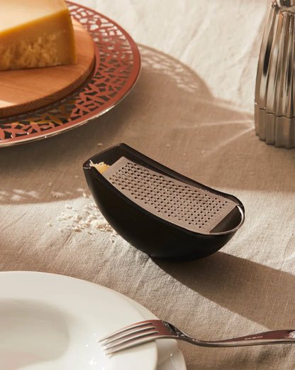 Alessi — Parmenide AARU01 I | Grattugia con raccoglitore A di Alessi — vista laterale