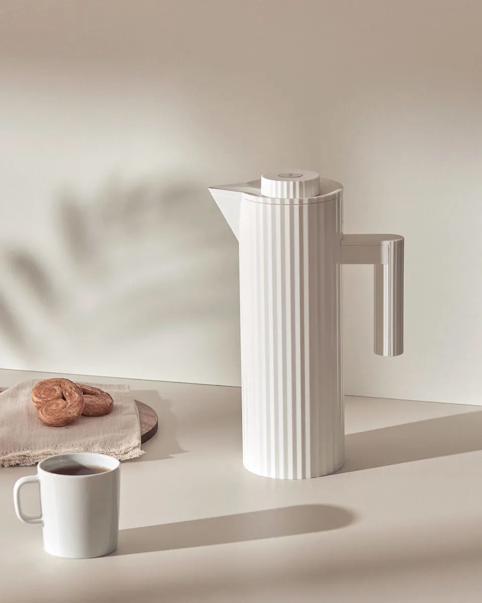 Alessi — Plissé MDL12 W | Caraffa termoisolante bianca De Lucchi