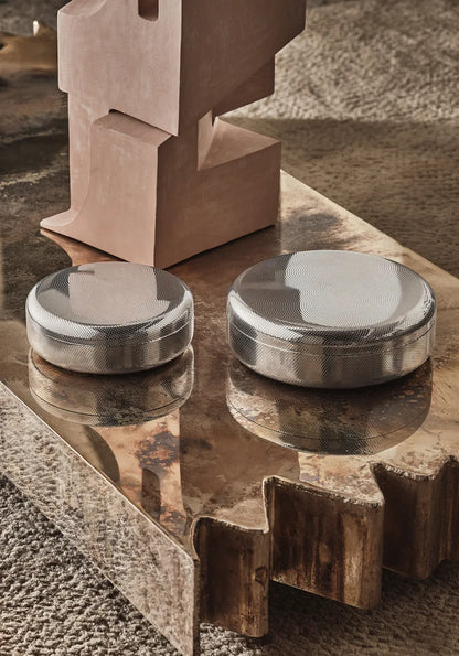 Alessi — JM01/28 T | Contenitore in acciaio inox con decoro a rilievo — dettaglio