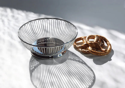 Alessi — 826/24 | Cestino a filo rotondo in acciaio inox — ambientazione