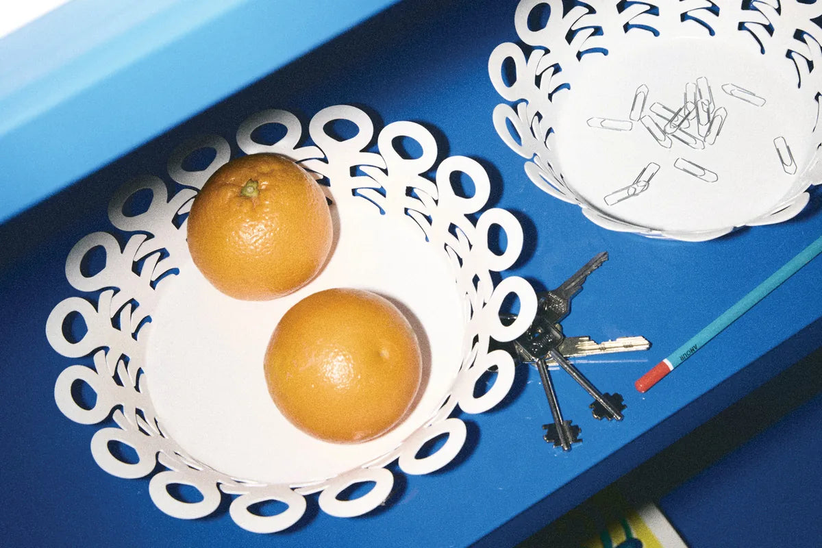 Alessi — Vimini BM21/25 B | Cestino traforato in acciaio nero — ambientazione