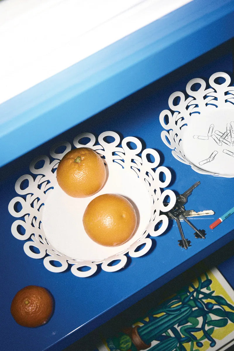 Alessi — Vimini BM21/21 W | Cestino traforato in acciaio bianco — vista laterale