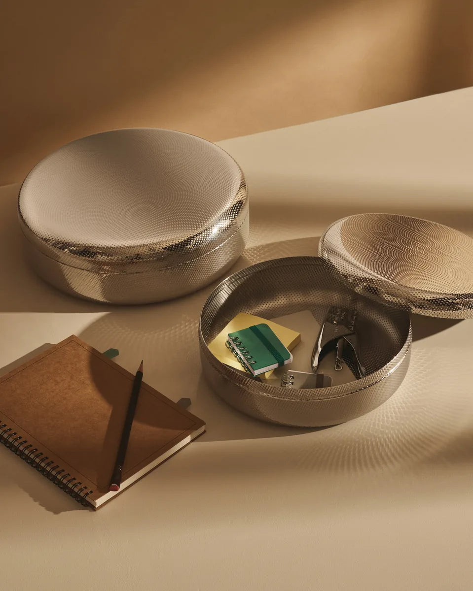 Alessi — JM01/28 T | Contenitore in acciaio inox con decoro a rilievo — ambientazione