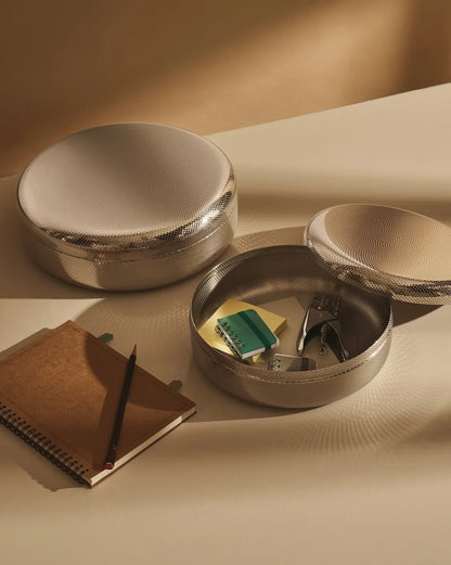 Alessi — JM01/28 T | Contenitore in acciaio inox con decoro a rilievo — ambientazione