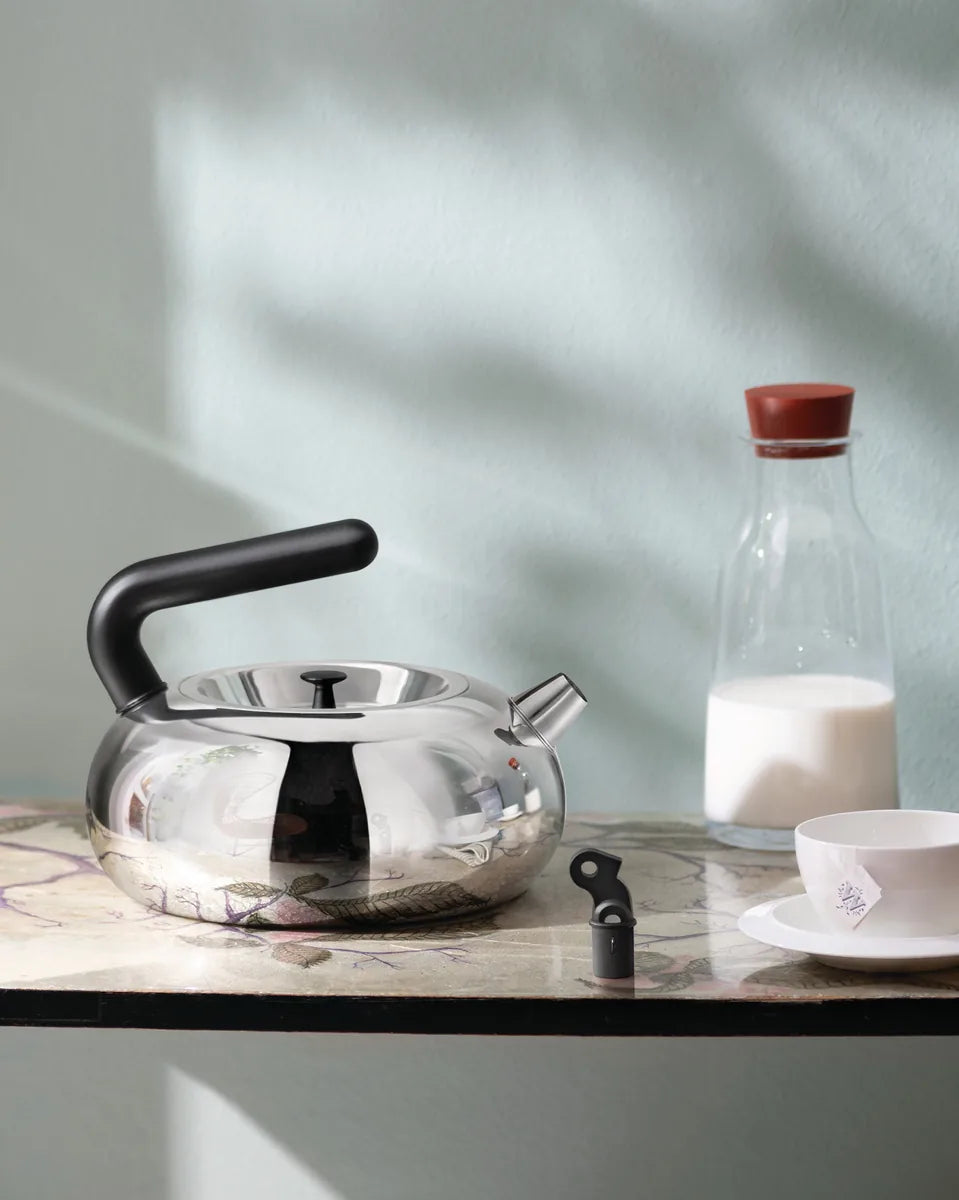 Alessi — Bulbul AC100 | Bollitore Castiglioni in acciaio inox — ambientazione