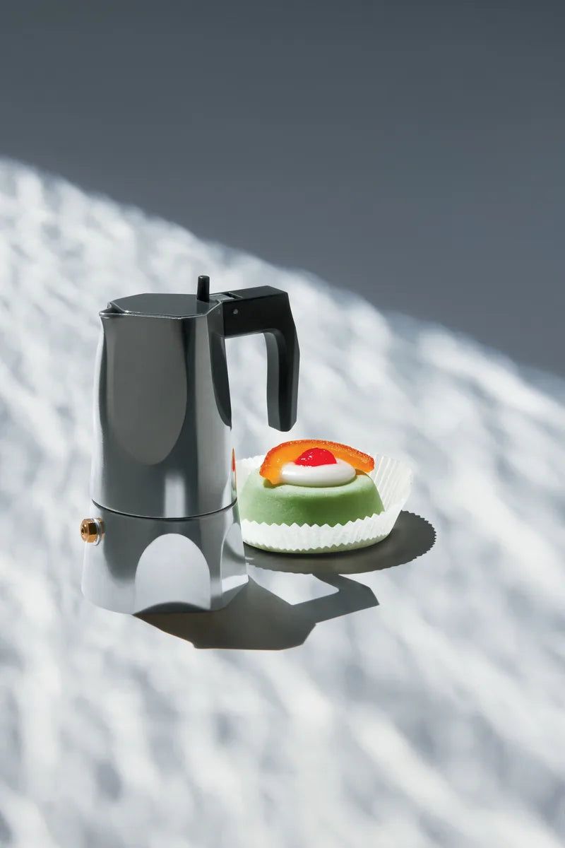 Alessi — Ossidiana MT18/6 | Caffettiera espresso in alluminio fuso — ambientazione