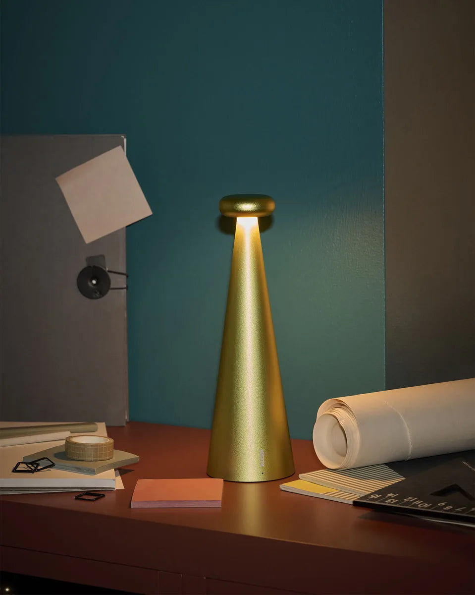 Alessi — Bedin AST02 G | Lampada da tavolo in alluminio grigio — ambientazione