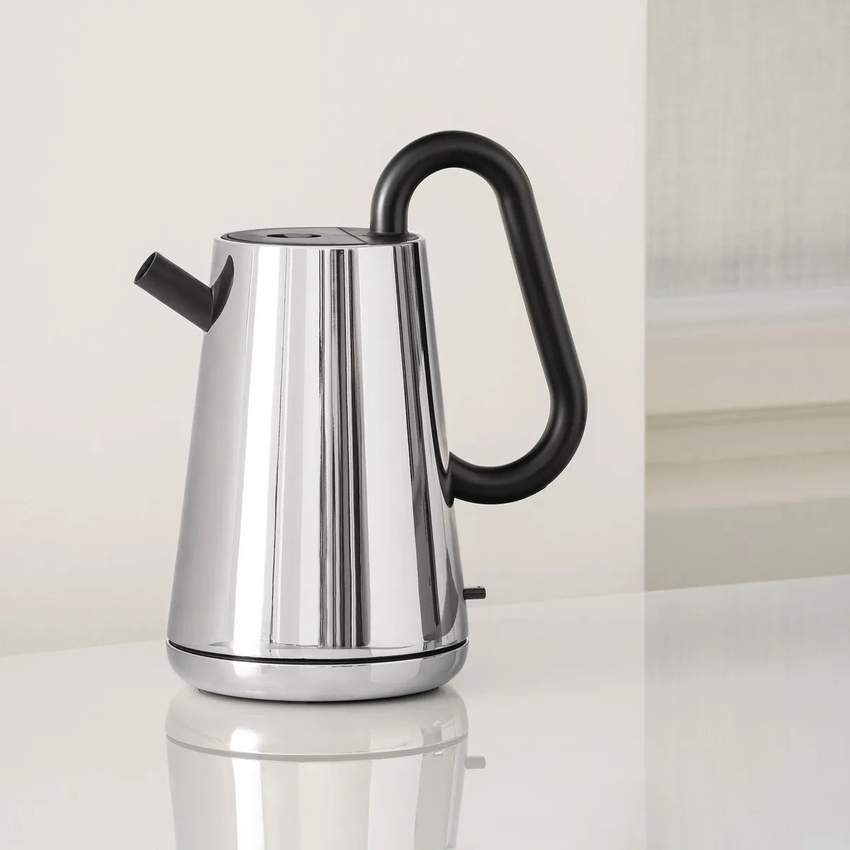 Alessi — Toru NE01 NE01 B/USA | Bollitore elettrico Nendo in acciaio i — ambientazione