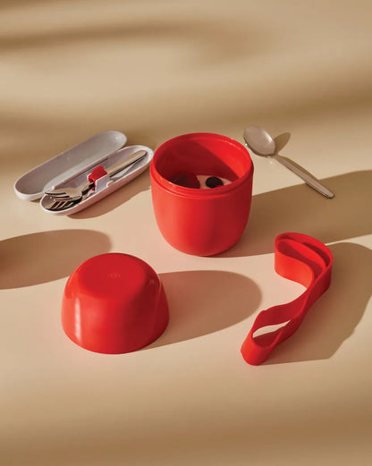 Alessi — Food à Porter SA03 R | Lunch pot bicompartimentato rosso — ambientazione