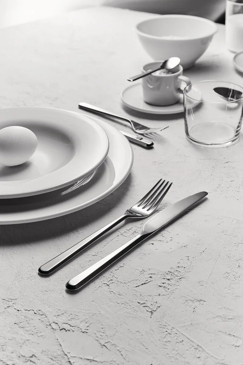 Alessi — Amici BG02/3 | Coltello da tavola in acciaio inox — ambientazione