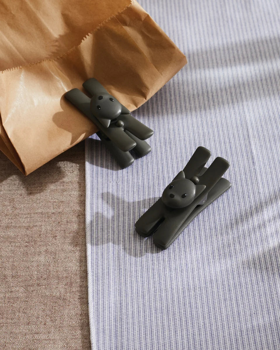 Alessi — Giampo MMI32DS B | Mollette in resina per accessori pet — ambientazione