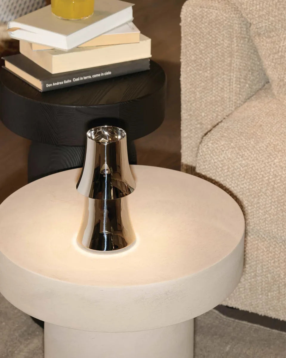 Alessi — Halesia MA03 | Lampada da tavolo ricaricabile — ambientazione