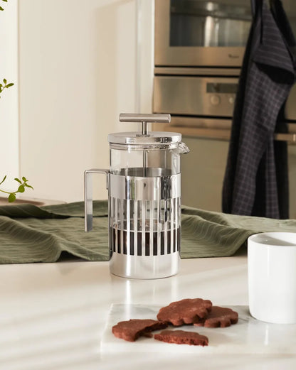 Alessi — 9094/8 | Caffettiera Aldo Rossi acciaio e vetro 8 tazze — ambientazione