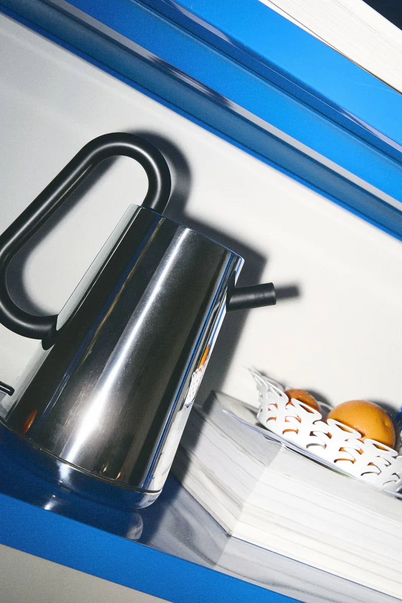 Alessi — Toru NE01 B NE01 B/UK | Bollitore in acciaio inox Nendo — vista laterale