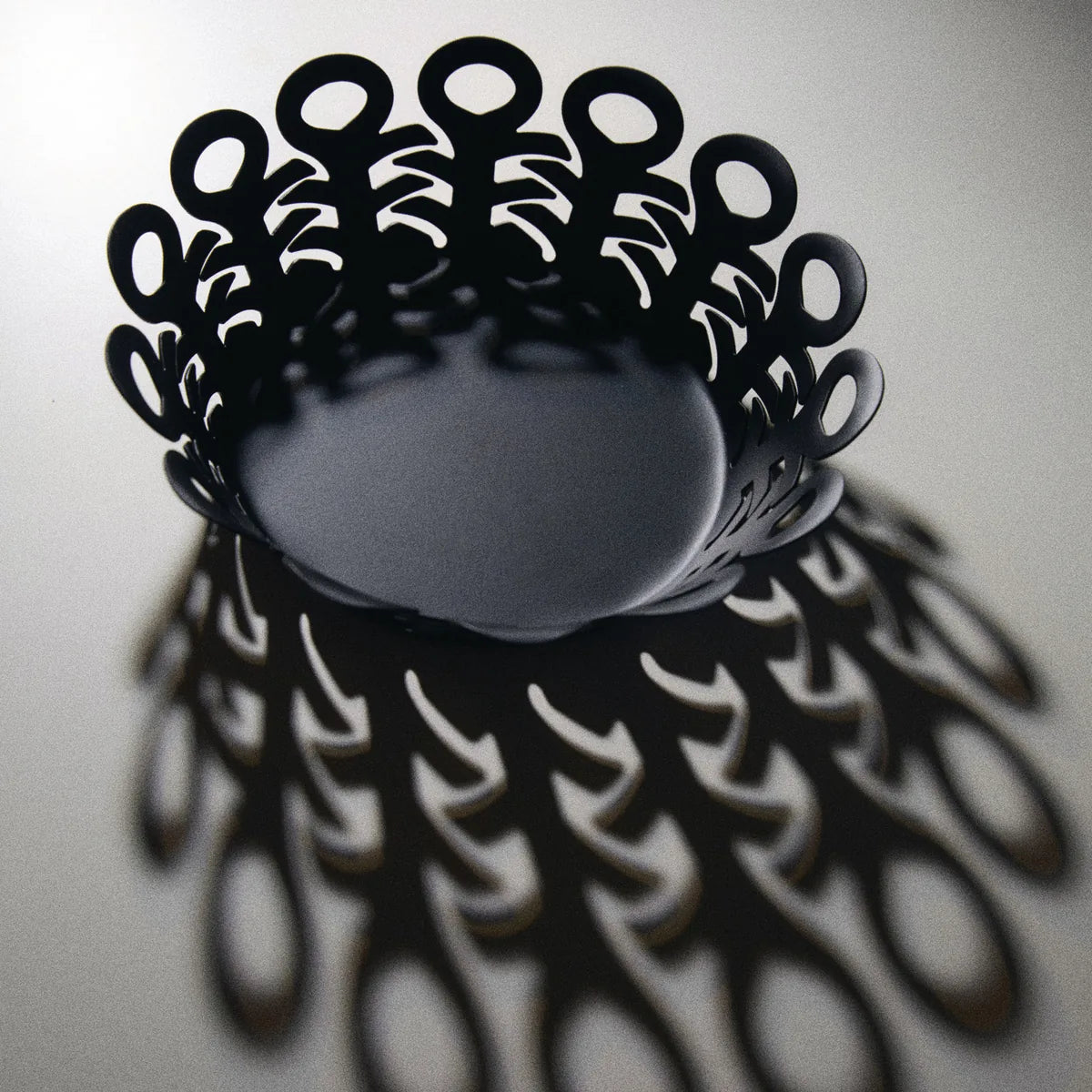 Alessi — Vimini BM21/25 B | Cestino traforato in acciaio nero