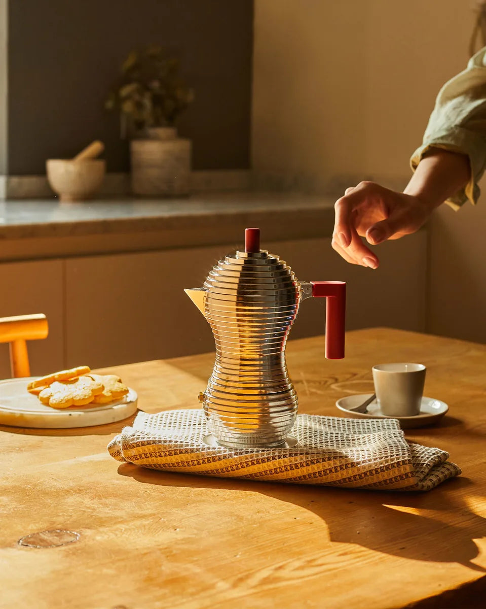 Alessi — Pulcina MDL02/3 B | Caffettiera espresso in alluminio 3 tazze — ambientazione