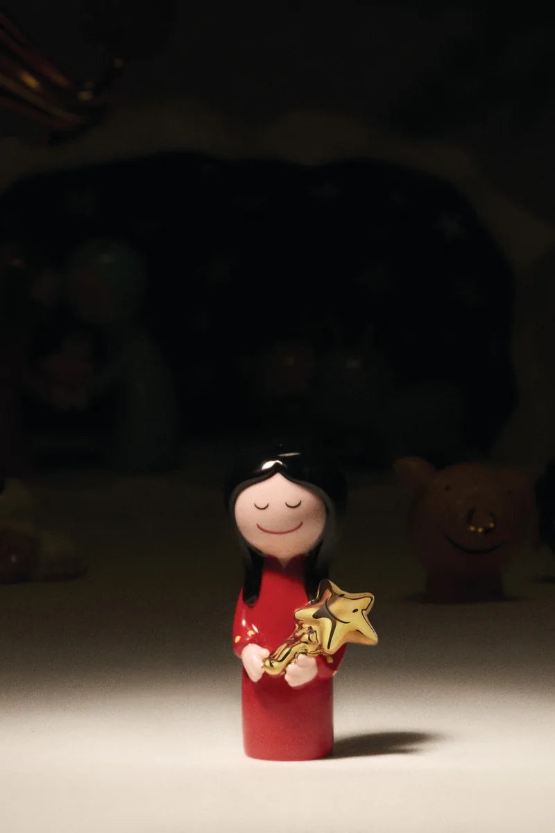 Alessi — Figlio delle Stelle AGJ01 18 | Statuina natalizia in porcella — ambientazione