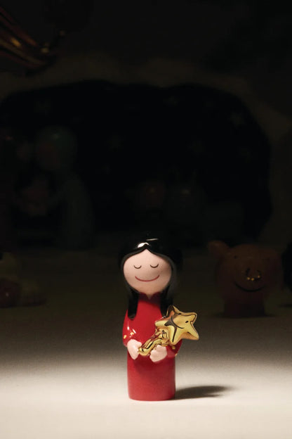Alessi — Figlio delle Stelle AGJ01 18 | Statuina natalizia in porcella — ambientazione