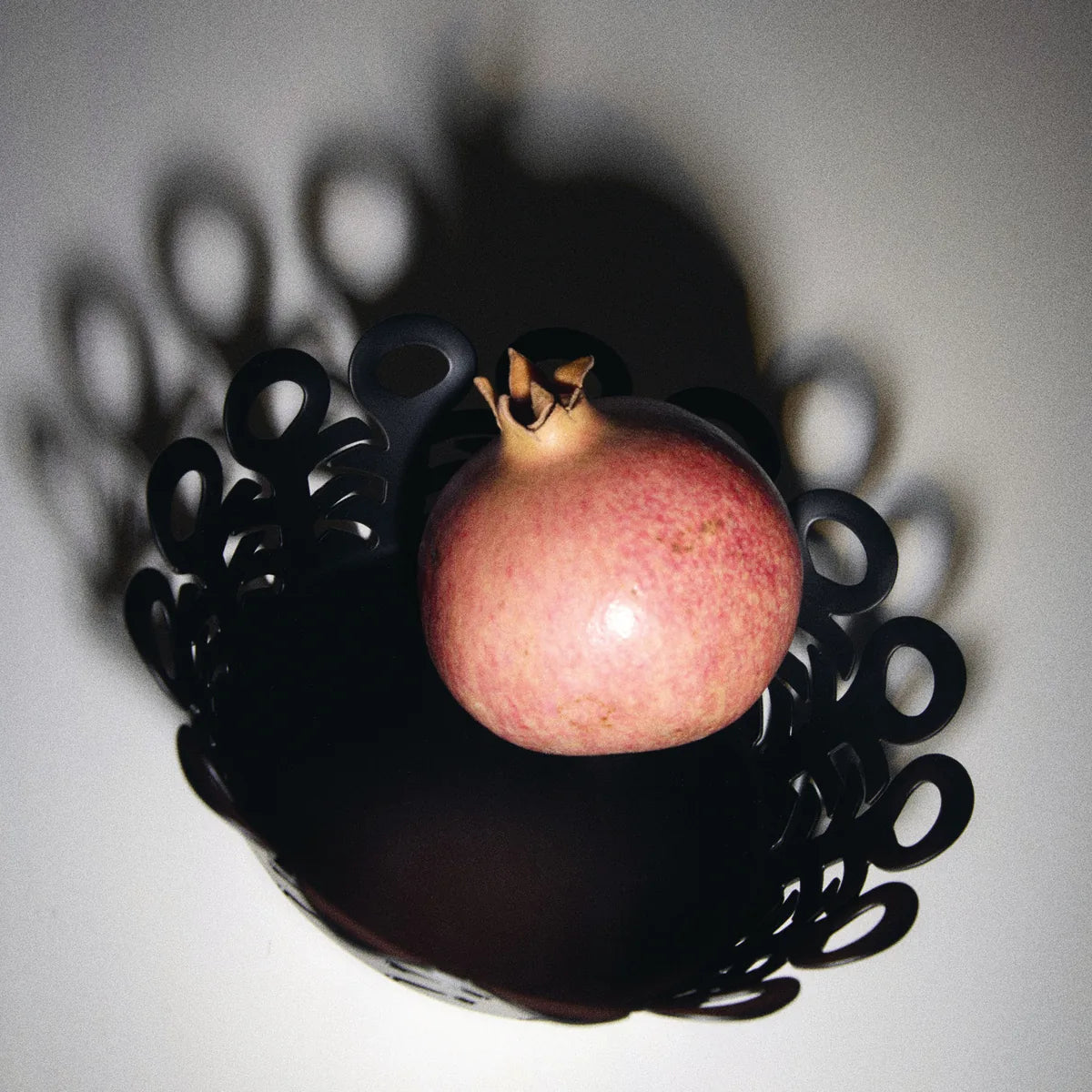 Alessi — Vimini BM21/21 B | Cestino traforato in acciaio nero