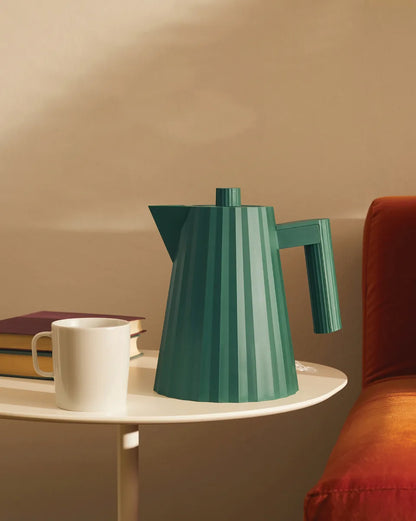 Alessi — Plissé MDL06 B | Bollitore elettrico nero De Lucchi — ambientazione