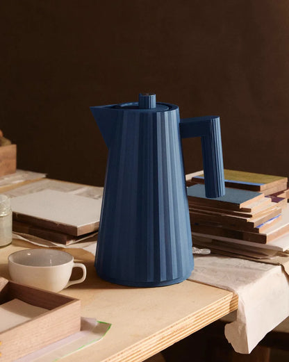 Alessi — Plissé MDL06 MDL06 DAZ | Bollitore elettrico blu De Lucchi