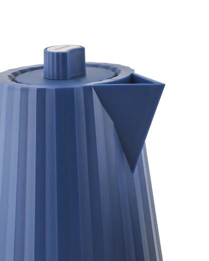 Alessi — Plissé MDL06 MDL06 DAZ | Bollitore elettrico blu De Lucchi