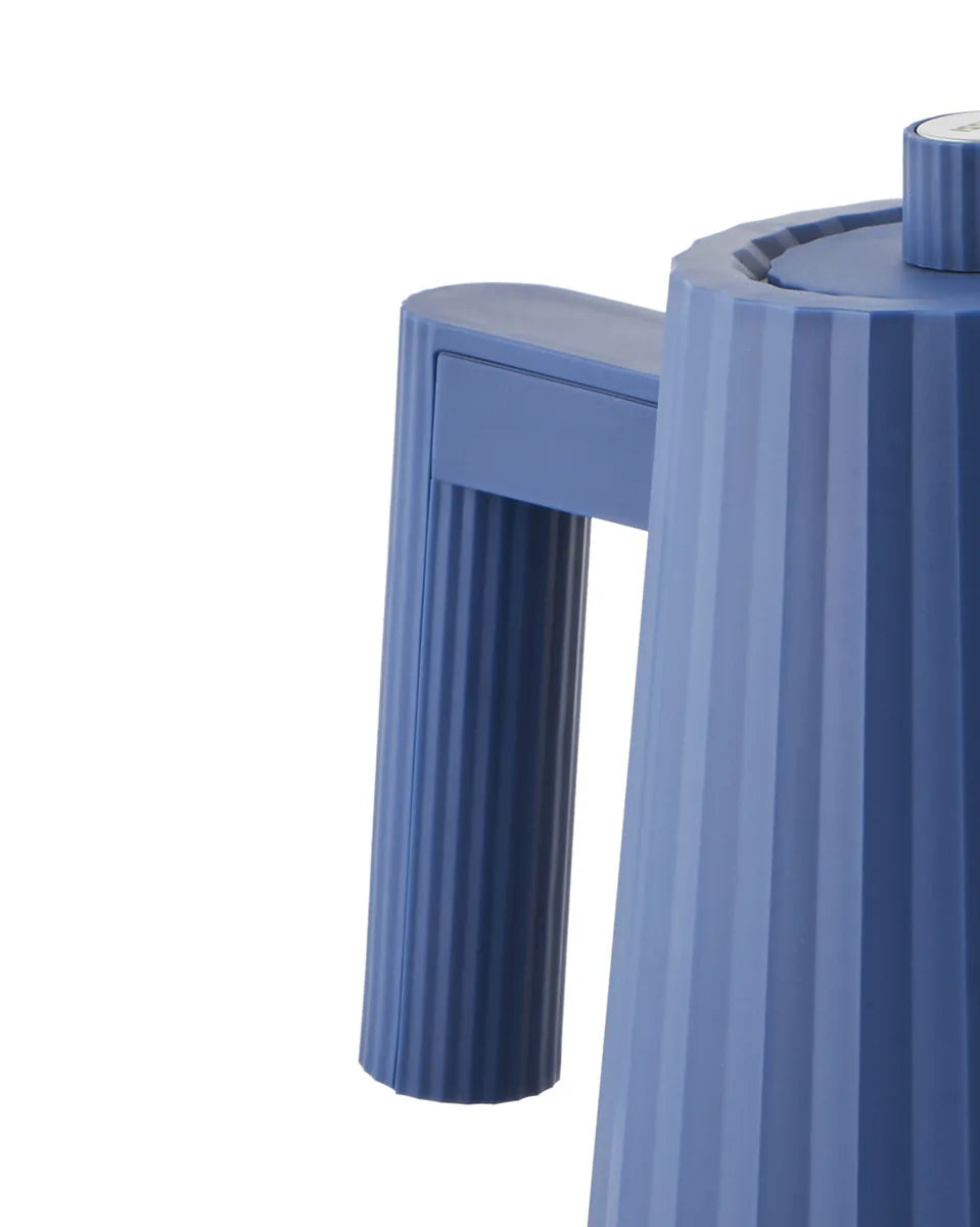 Alessi — Plissé MDL06 MDL06 DAZ | Bollitore elettrico blu De Lucchi
