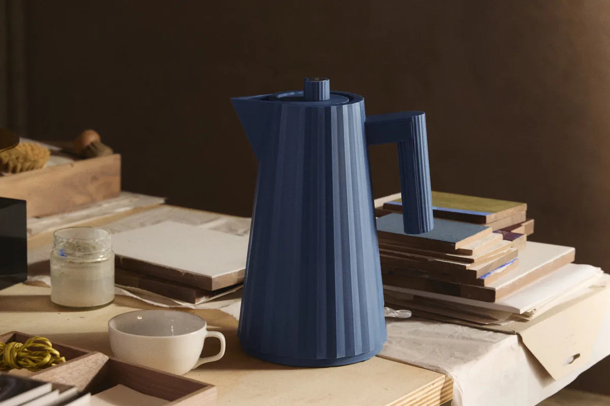 Alessi — Plissé MDL06/1 W | Bollitore elettrico in resina bianca
