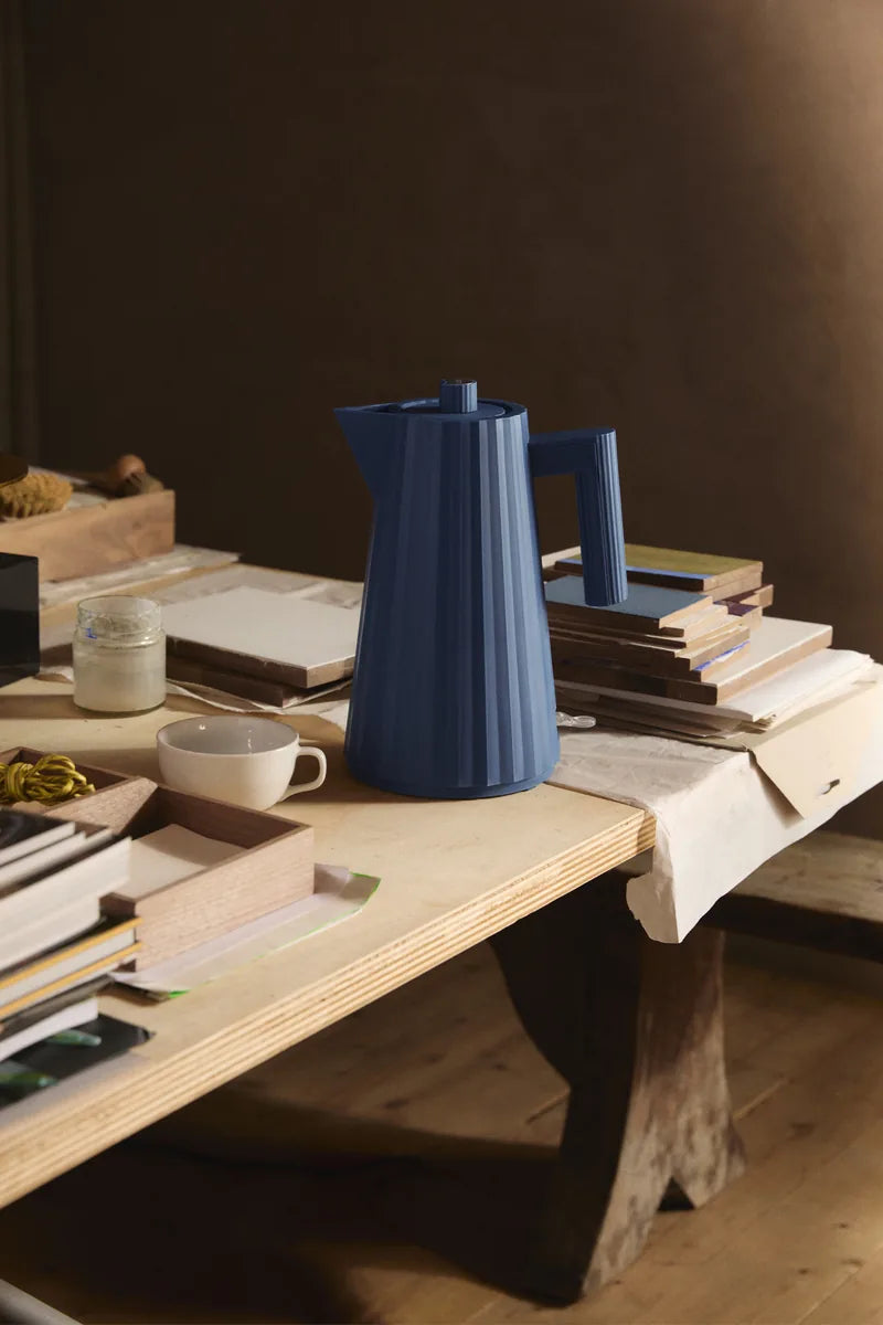 Alessi — Plissé MDL06/1 W | Bollitore elettrico in resina bianca