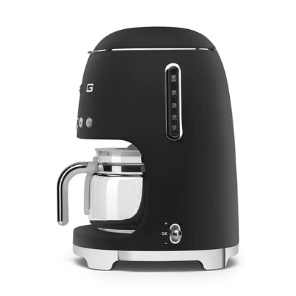 DCF02BLMEU__smeg-macchina-caffe-filtrato-50s-style-nero-opaco-02.webp
