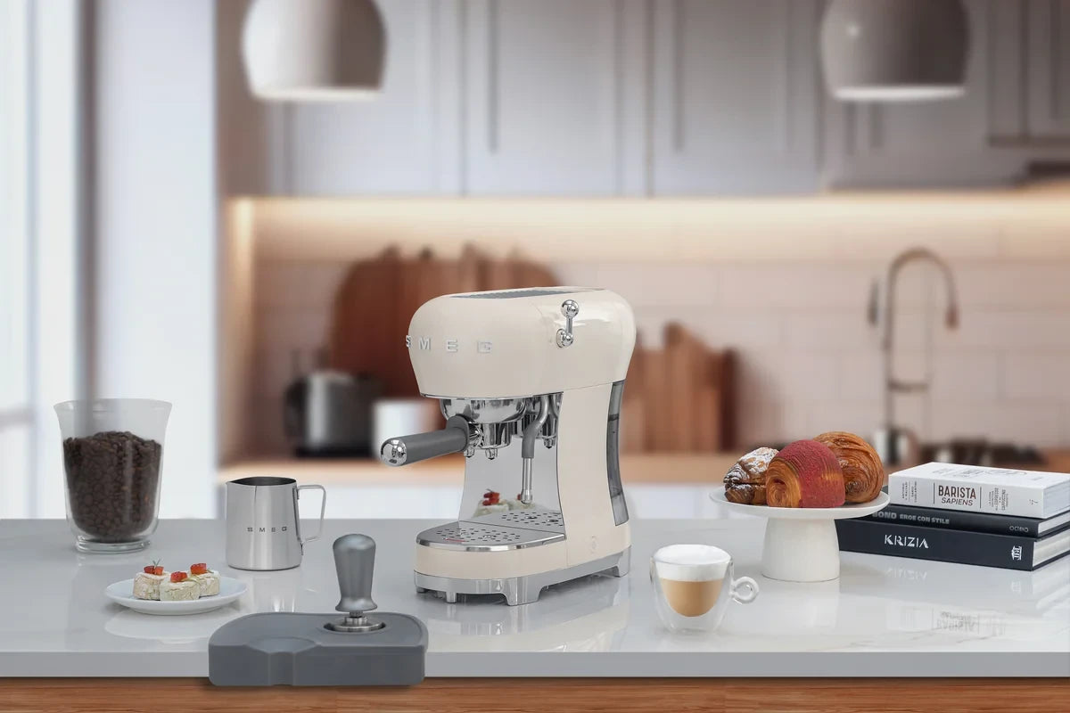 ECF02CREU__smeg-macchina-caffe-espresso-manuale-50s-style-panna-08
