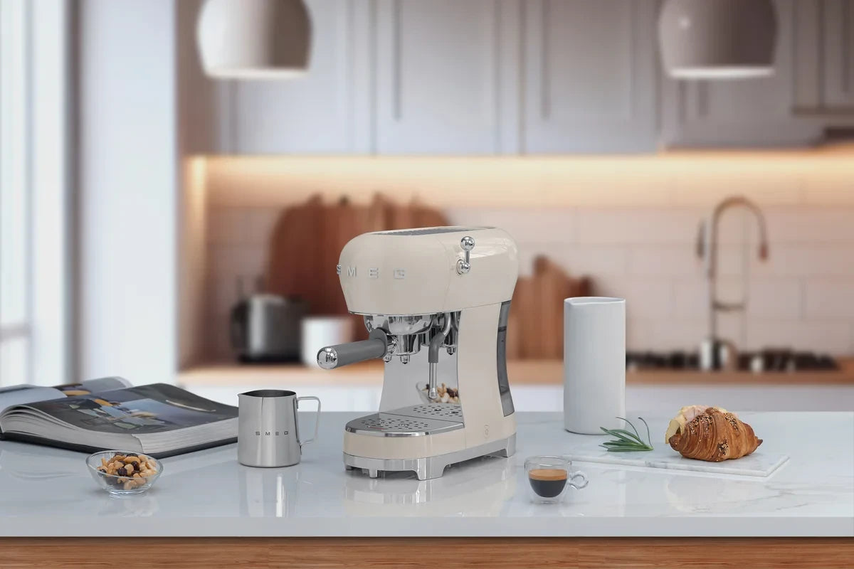 ECF02CREU__smeg-macchina-caffe-espresso-manuale-50s-style-panna-09