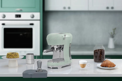 ECF02PGEU__smeg-macchina-caffe-espresso-manuale-50s-style-verde-pastello-10