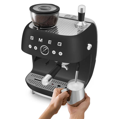EGF03BLMEU__smeg-macchina-caffe-espresso-macinacaffe-integrato-nero-opaco-05.webp