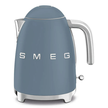 KLF03SBMEU__smeg-bollitore-elettrico-50s-style-blu-tempesta-opaco-01