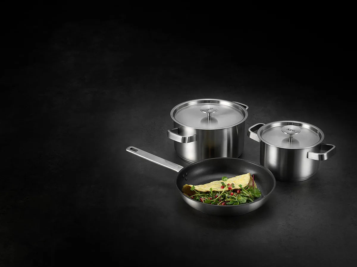 AEG Set 3 Padelle e Pentole acciaio inox antiaderente con manico ergonomico