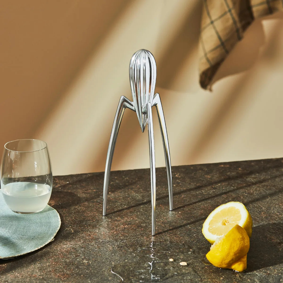 Alessi Spremiagrumi Juicy Salif alluminio Philippe Starck argento e bianco