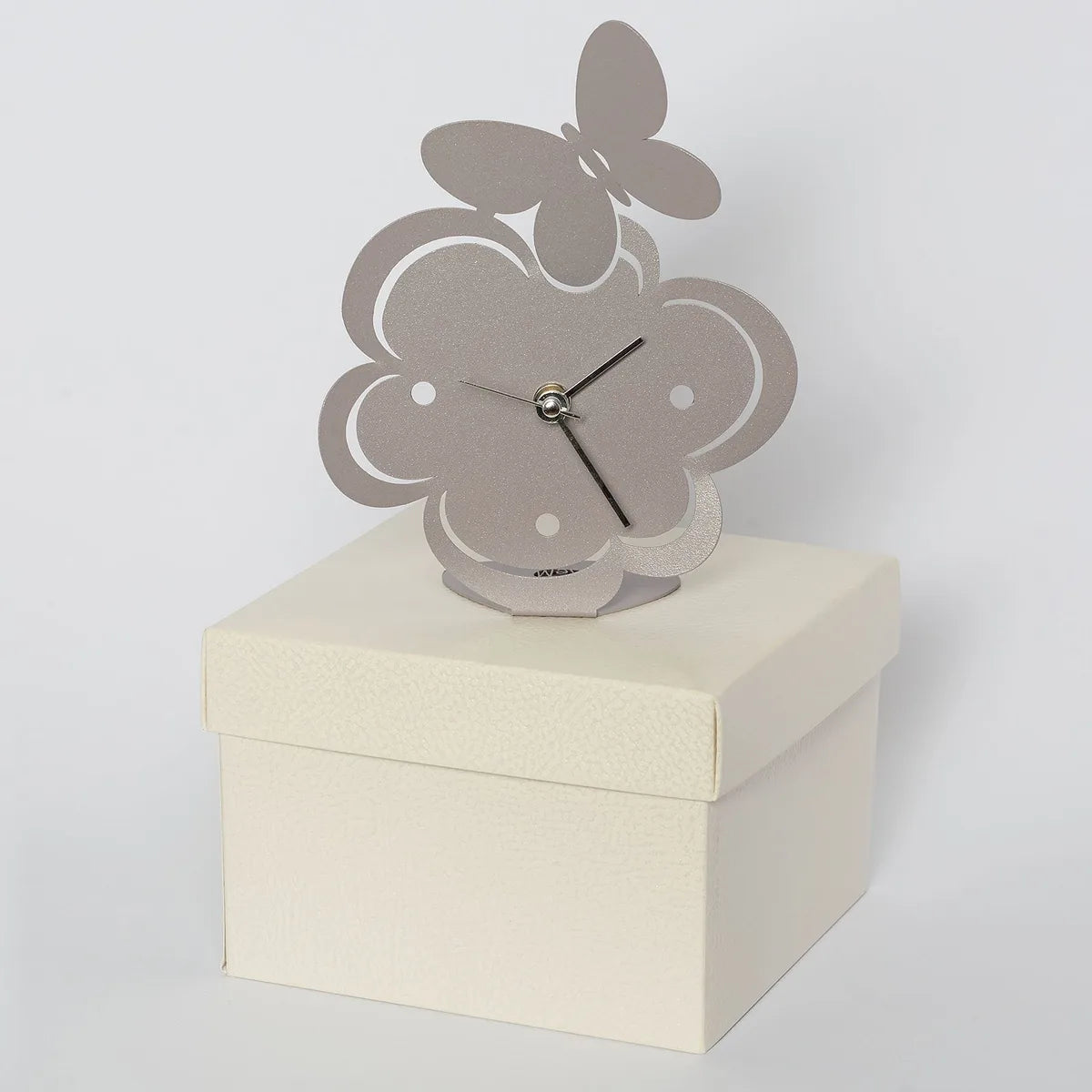 Arti & Mestieri Orologio Farfallina bomboniera di design in ferro, disponibile in bianco e sabbia
