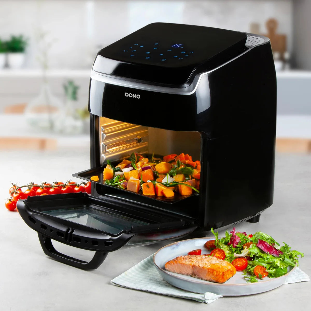 Domo friggitrice ad aria con cestello girevole nero, corpo termoisolato e display LED