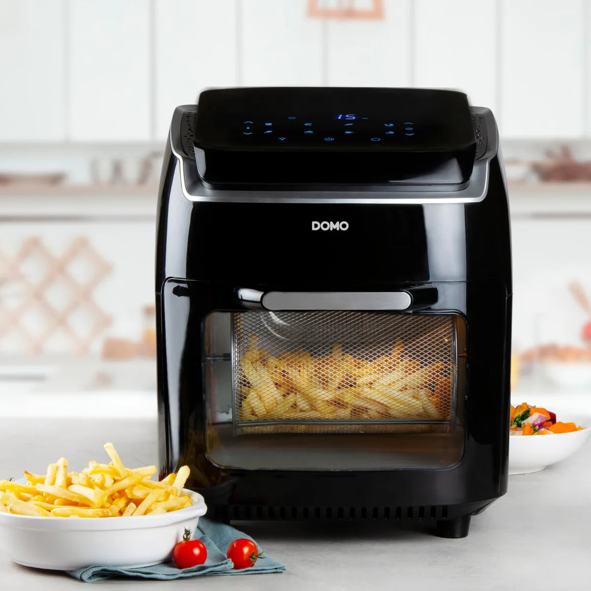 Domo friggitrice ad aria con cestello girevole nero, corpo termoisolato e display LED