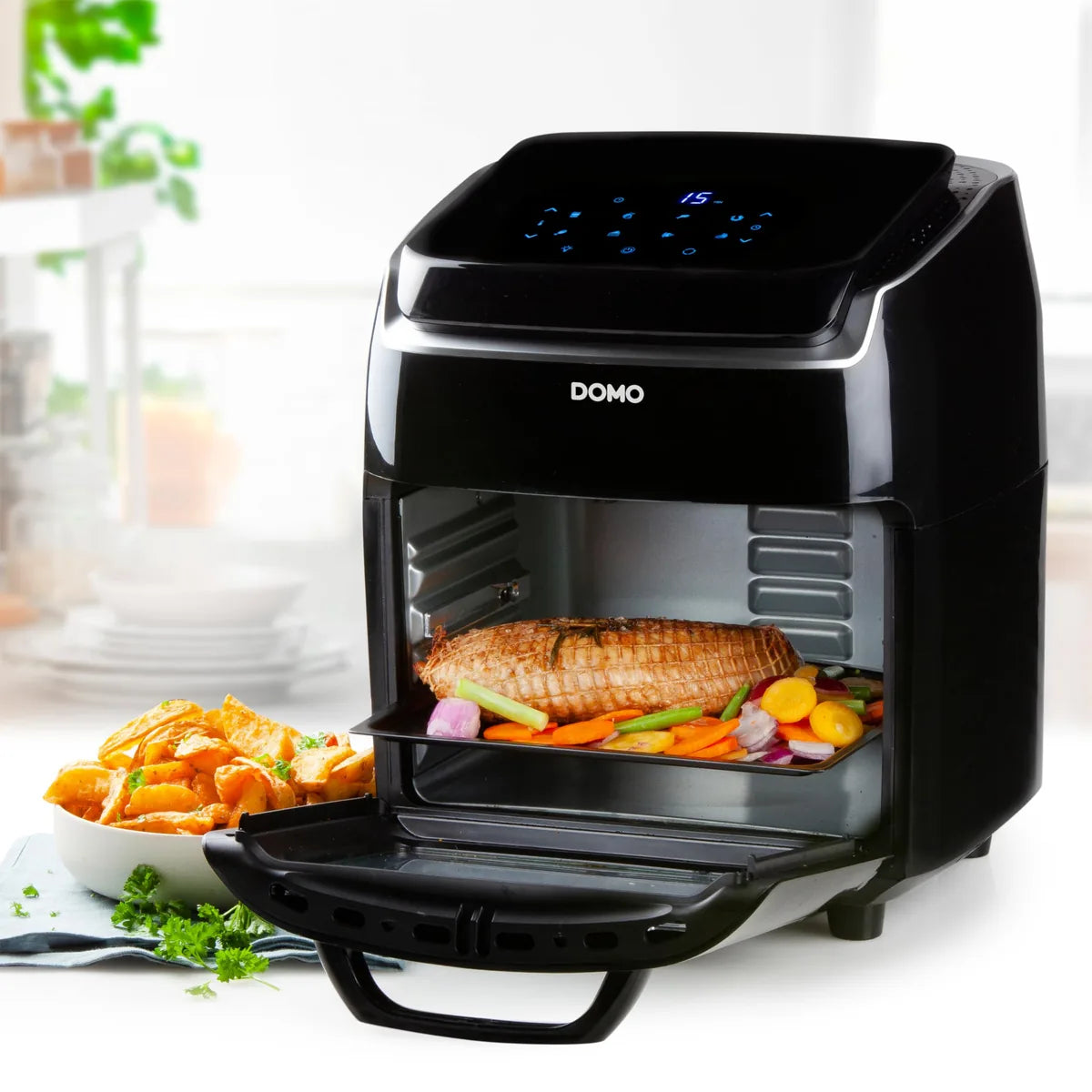 Domo friggitrice ad aria con cestello girevole nero, corpo termoisolato e display LED