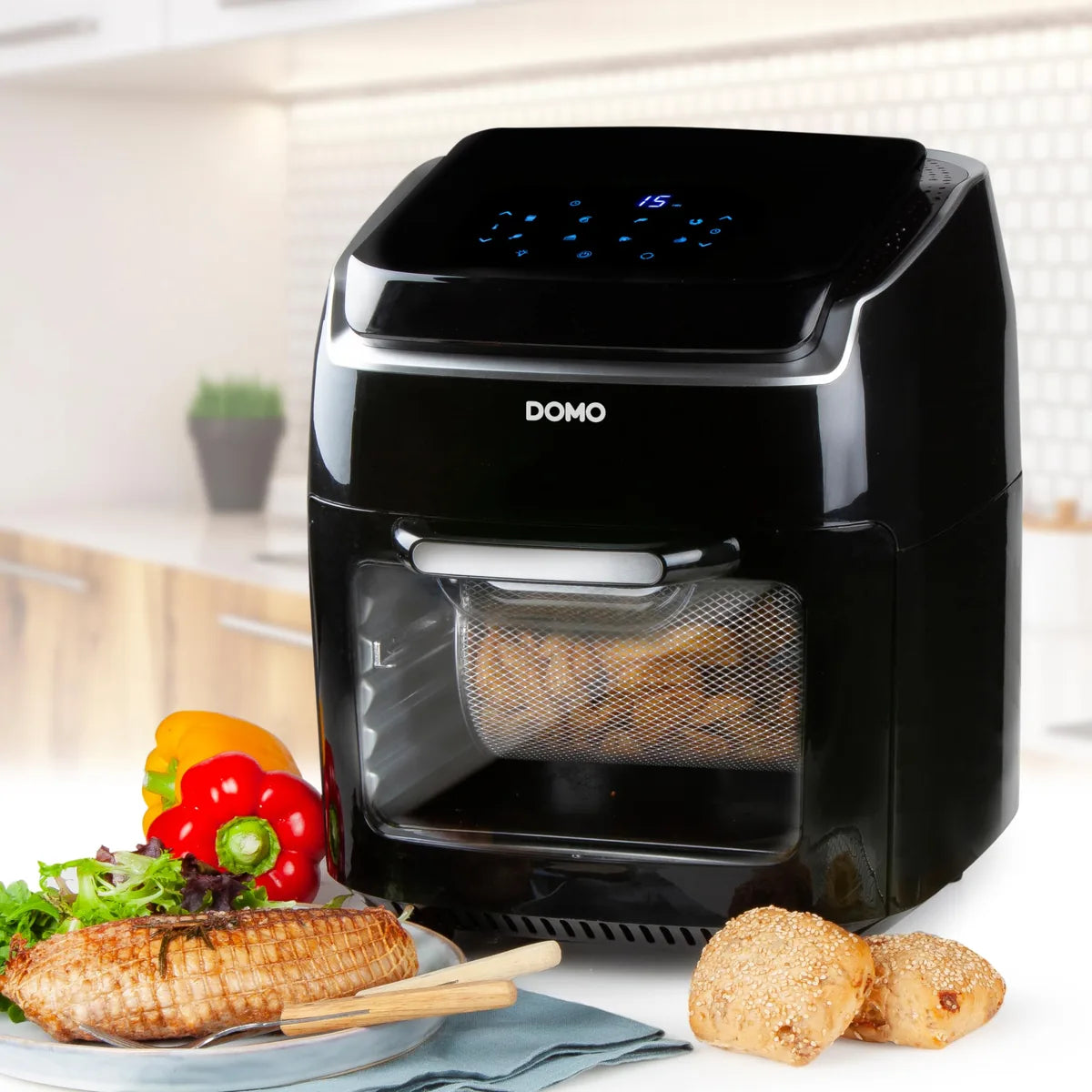 Domo friggitrice ad aria con cestello girevole nero, corpo termoisolato e display LED