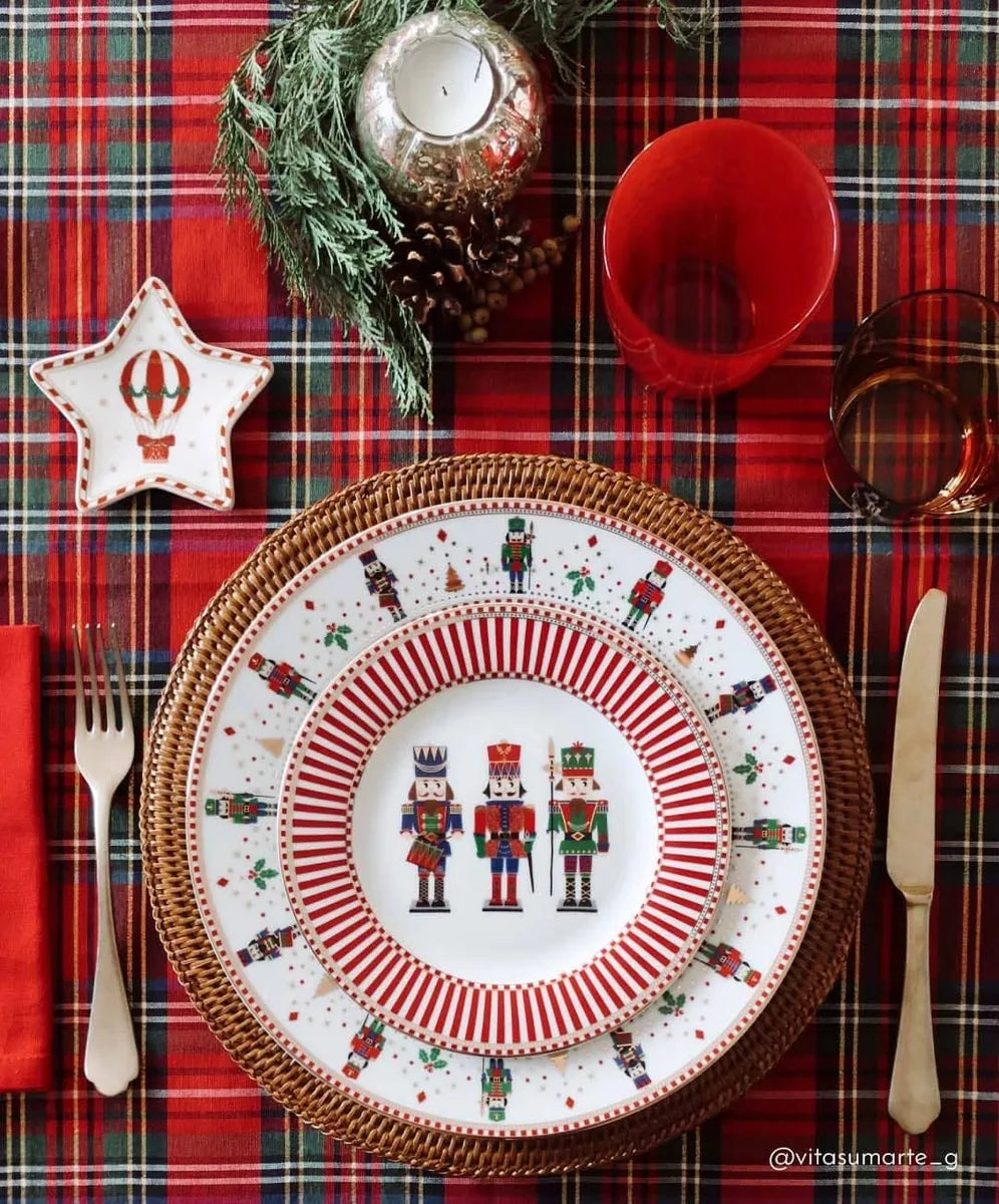 Easy Life piatto Nutcracker porcellana bianca con schiaccianoci natalizi e dettagli oro